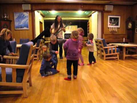 The heavy metal bassplayer Magnus Rosén plays for the kids in the school on Svalbard