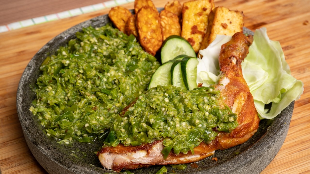 Resepi Ayam Penyet Sambal Ijo (Cara Gerai Indonesia)