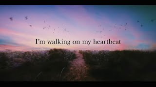 Kadr z teledysku Heartbeat tekst piosenki Davina Michelle