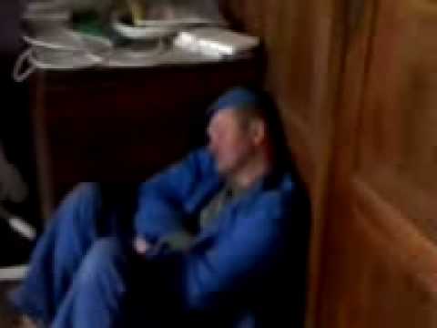 Bardzo zmęczony Czesław w pracy