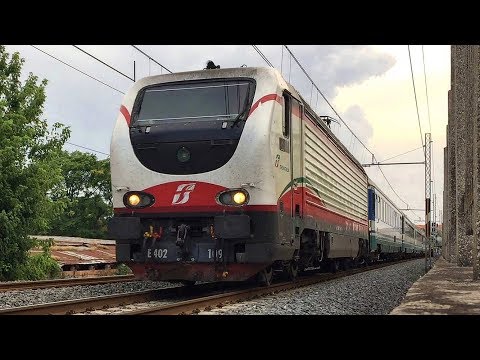 E402b.109 FB + Materiale Demolendo con UIC-X Giubileo, D.245 & 214, in transito presso Pesaro.