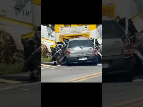 Colisão entre carreta e carro mobiliza equipes de resgate na BR 470 em Santa Catarina