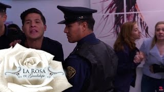 Juan le planta droga a Eduardo | Amores Rivales | La Rosa de Guadalupe