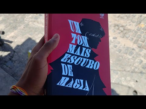 Mostrando um box lindo e lendo uma sinopse louca | Review Box Tons de Magia