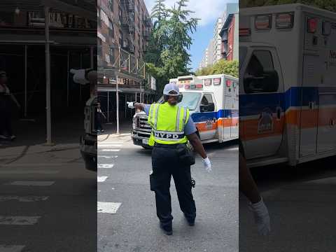 Great job 👏🏼 NYPD traffic agent makes way for an ambulance