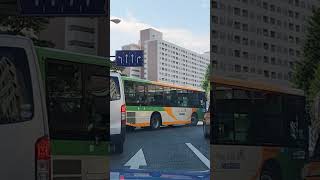 そんなのありかよ！ 路線バスが右折に苦労で大渋滞 #これは仕方ない #バス停が交差点直前 #ここからめっちゃ右折 #都営バス