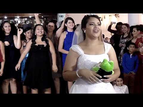 Casamento Magda & Fábio - Jogando o Buquê (o Sapo)