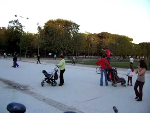 Bike tour guide performs cool trick in Paris
