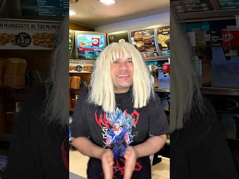 Anna Pepe ordina un gelato al McDonald’s