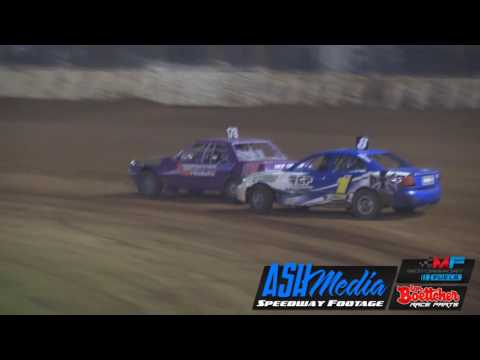 Modified Sedans: Peter Gray and Rodney Pammenter Battle - Kingaroy Speedway