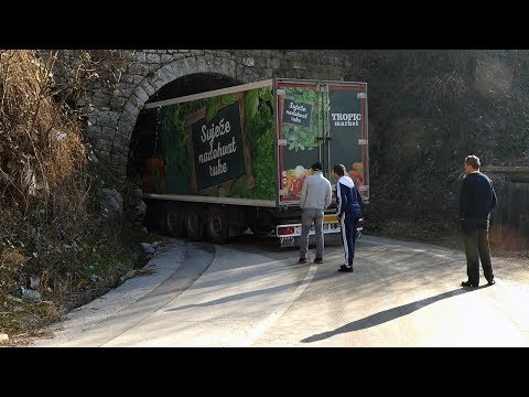 Kamion zaglavio u tunelu Vranduk