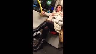 Download lagu Rassistische Frau beleidigt Ausländer in Wiener Straßenbahn mp3