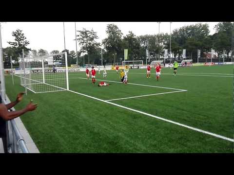 Nico scoort de 1-3 voor vvSpijkenisse JO12 tegen Rhoon JO13