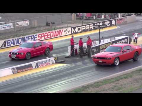 Dodge Challenger RT vs Mustang GT