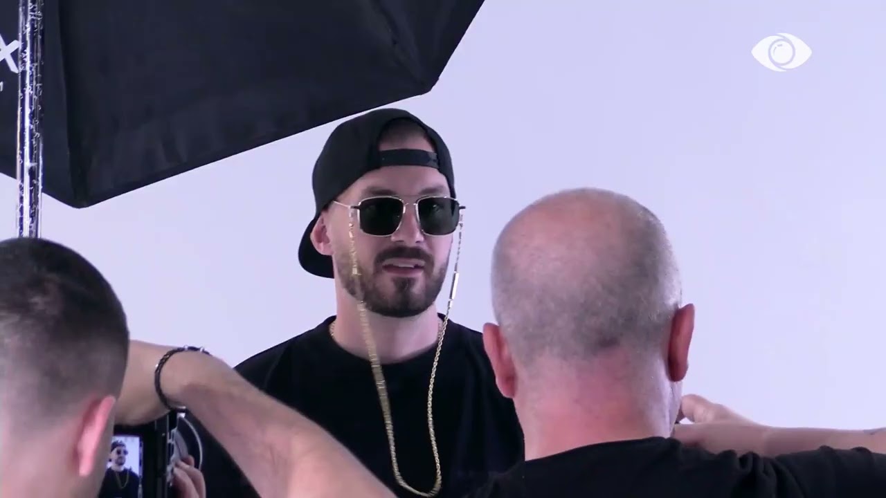 Seti fotografik/ Romeo pozon përpara fotografit me koleksionin e Enzo Attini