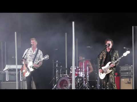 Queens of the Stone Age - Head Like A Haunted House