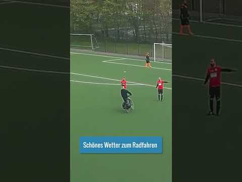 Kreisliga-Momente ⚽️Radfahrer im Spiel Firtinaspor Herne vs RSV Wanne 🎥Danke an Staige.de