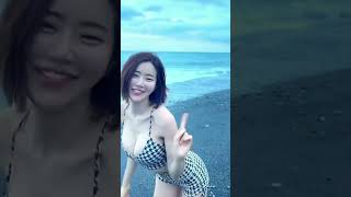 ショートカットの爆乳美女がキスダンス！