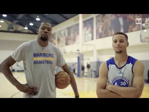 Stephen Curry and Kevin Durant  plays a  game of P.I.G