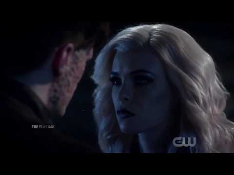 The Flash 3x22 Savitar fixes his damaged Suit