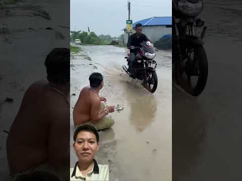 anh trai thích xe tạt nước mưa