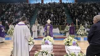 lacrime-e-silenzio-intorno-alle-tre-bare-bianche-di-emilio-pamela-ed-emanuele