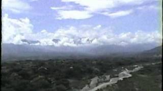 preview picture of video 'Vuelo ultraliviano sobre el puente de  Occidente (Santa Fe de Antioquia)'