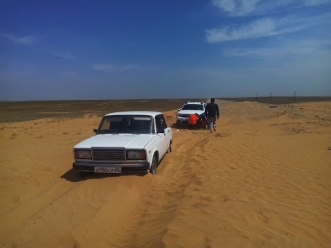 В пустыне. Дастер вытаскивает застрявшую 7 (семёрку)