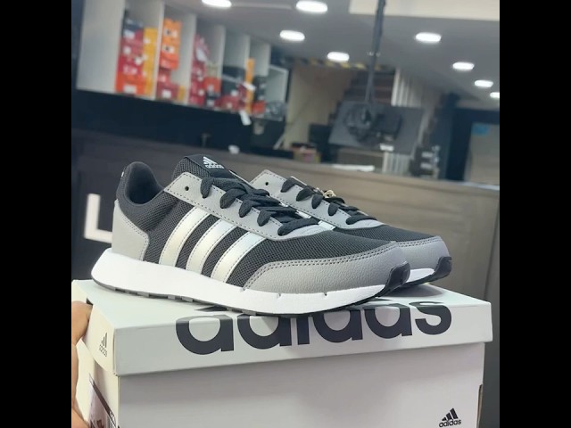 Vídeo relacionado con adidas Unisex adulto Run 50s Shoes, Cloud White / Shadow Navy / Off White, 44 EU