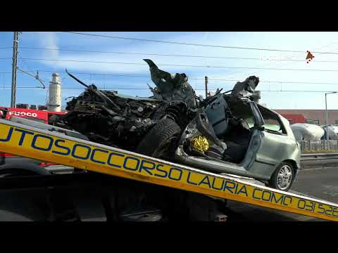 Erba (Como), auto si scontra con treno al passaggio a livello: morto automobilista