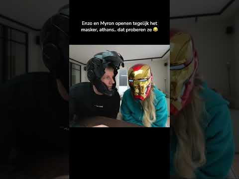 Enzo en Myron proberen tegelijk hun Iron Man-masker te openen