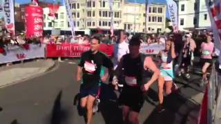 preview picture of video 'Sydney City2Surf 2013 Results City to Surf 2013 - Runners finishing 72 to 87 minutes - Last curve'