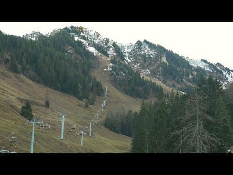 Grüne Hänge mitten im Winter: Skigebiete verzweifeln | AFP