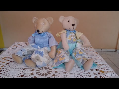 Urso porta fraldas de macacão