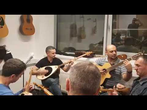 Toka dridhet Deti po gjëmon.    Emitimi i kenges se ndjerit Artist  Sali Mani