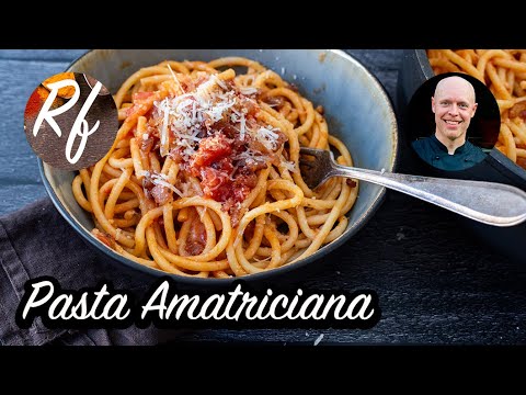 Pasta Amatriciana är en italiensk pasta med rimmat lufttorkat sidfläsk och pecorino i tomatsås. >