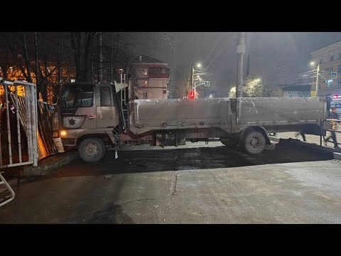 Грузовой беспилотник "Хино" выломал школьный забор. Real video