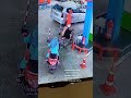 HATI HATI Pengguna Motor Niat Turunkan Anak Dari Motor Malah Tak Sengaja Pencet Gas Motor