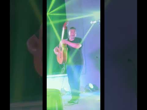 Ariel Martinez y su guitarra general Alvear Mendoza Argentina