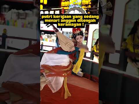 putri kerajaan yang sedang menari anggun ditengah keramaian⁉️