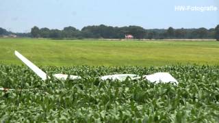 preview picture of video 'Zweefvliegtuig crasht in maïsveld tijdens landing'