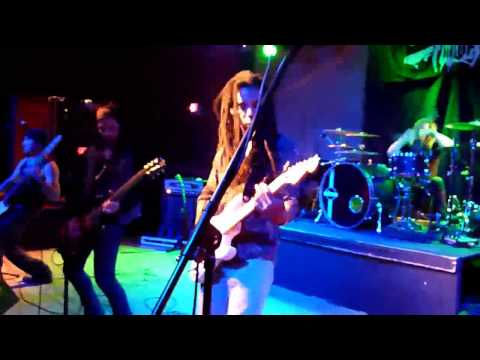Motley Crue Power to the Music John Corabi and Kevin Hunter on guitar. video by Rollnalucky7
