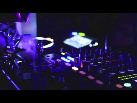 Le Temple - Some Blonde DJ