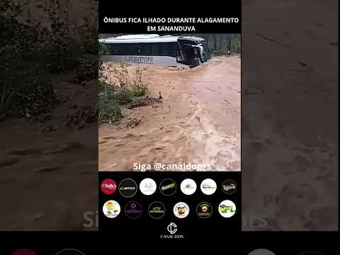 ÔNIBUS FICA ILHADO DURANTE ALAGAMENTO EM SANANDUVA