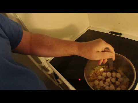 MongoTV_5270 - Mongo Madskole - Hønsebouillonsuppe Med KØDBOLLER - Pasta - LØG - Gulerødder