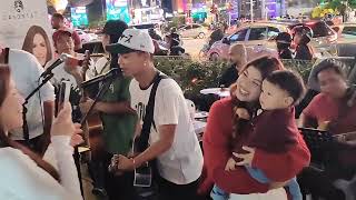 Download lagu TRI Suaka bawa anak isteri busking di bukit bintang dgn genji buskers-AKU BUKAN JODOHNYA mp3