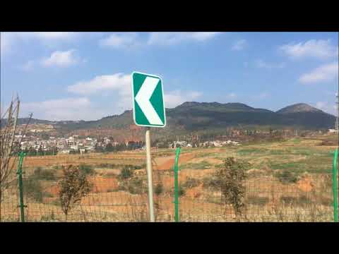 China, província de Yunnan, província de Yunnan, o caminho para a floresta de pedra que atravessa a terra vermelha