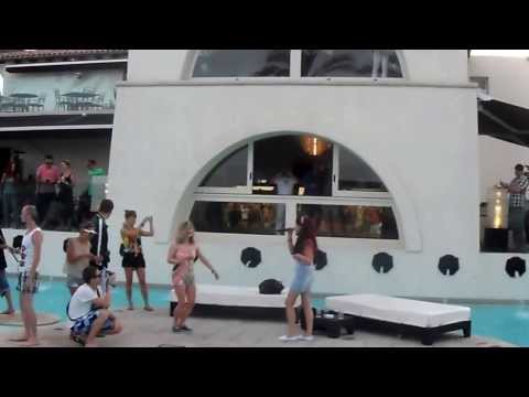 Collette Warren & Hannah Eve bringing the vibez! Sun & Bass 2013