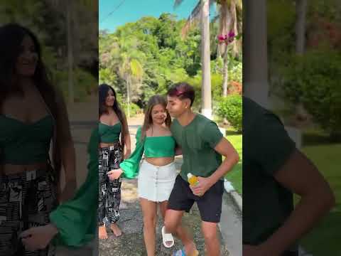 Ele pegou ela no colo