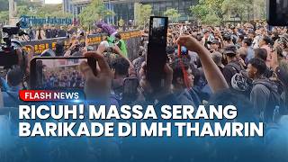Kericuhan Pecah! Momen Massa Demonstran Terobos Barikade Besi Polisi di MH Thamrin